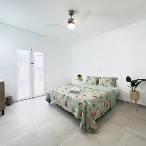 https://hostal-cisne.ibizaislandhotels.net